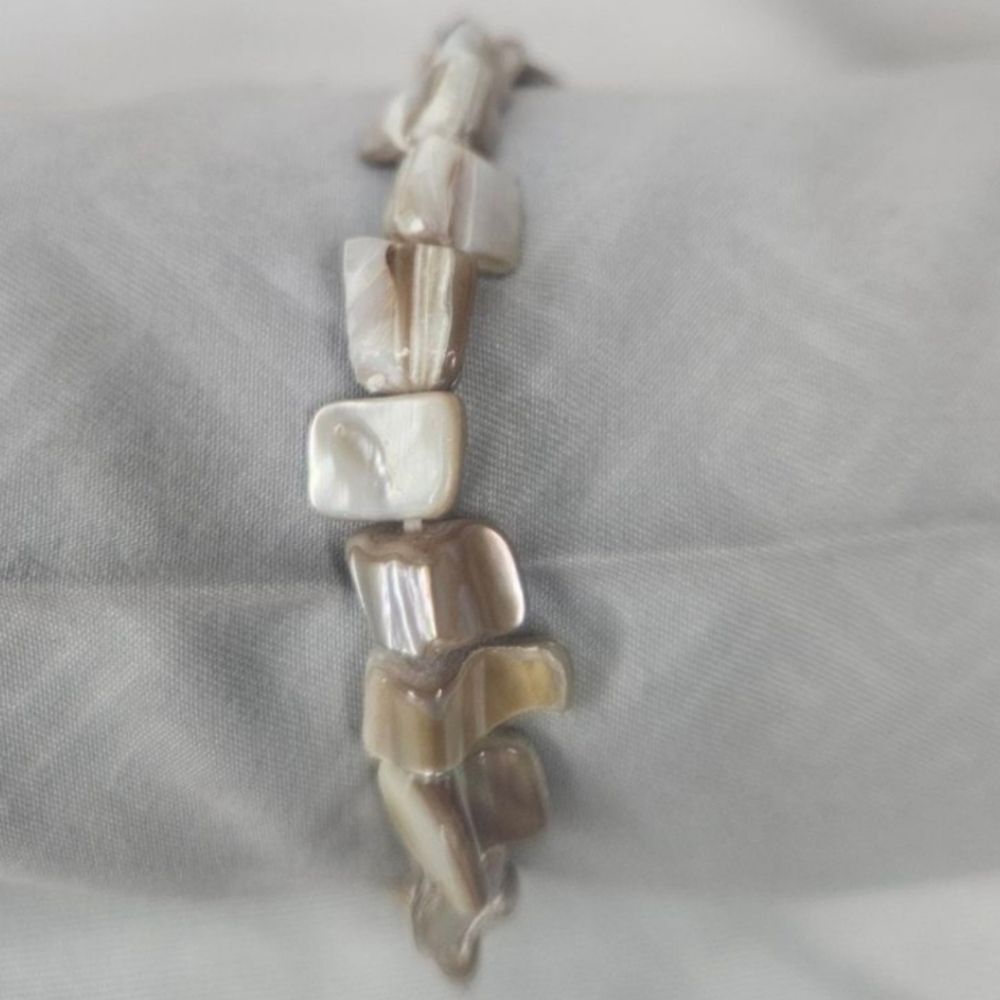 Vintage Mother of Pearl Beaded Stretch Bracelet EUC 1980s-1990s Sz 7 0.25" Wide